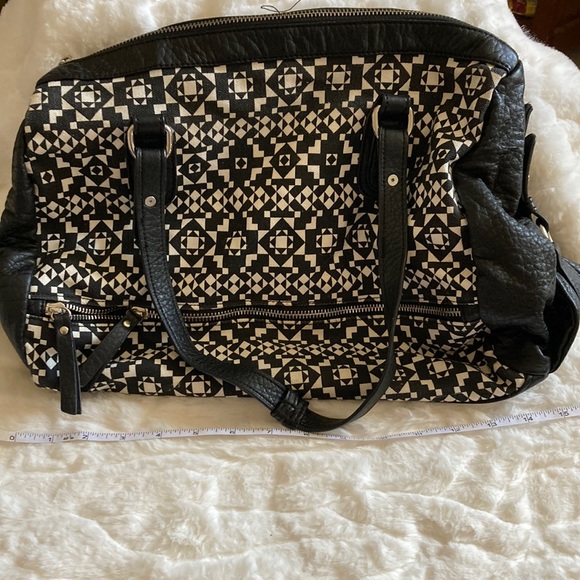 Black and white purse - Picture 1 of 8